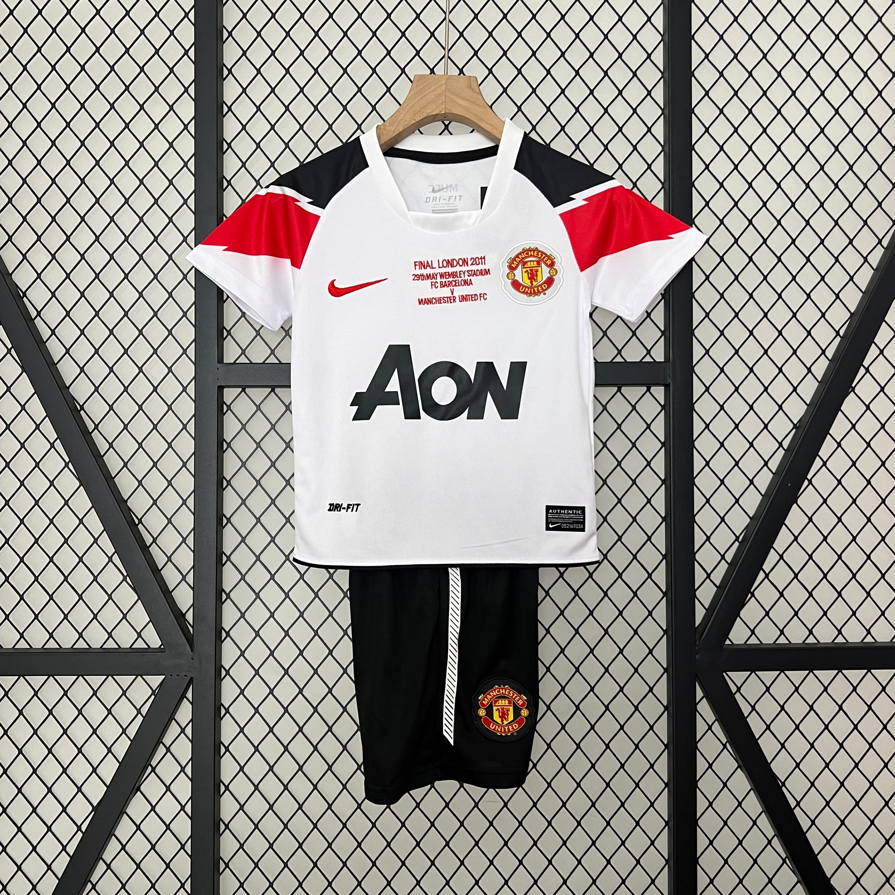 MANCHESTER UNITED II 10/11 KID SET (RETRO)